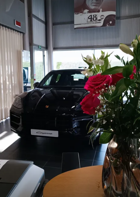 Allestimento floreale in concessionaria Porsche a Mantova