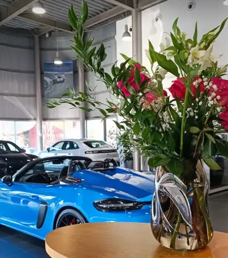Allestimento floreale in concessionaria Porsche a Mantova