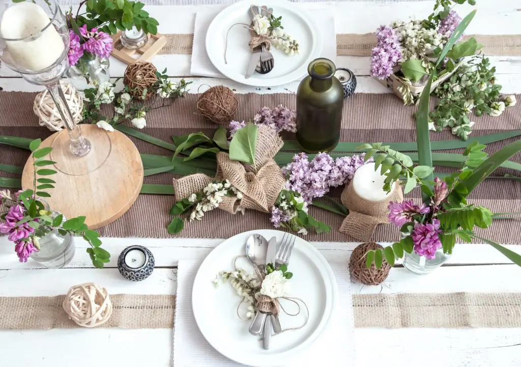 Tavola decorata con fiori