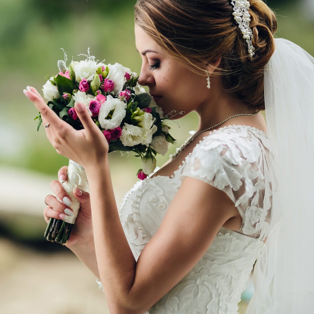 sposa che annusa bouquet